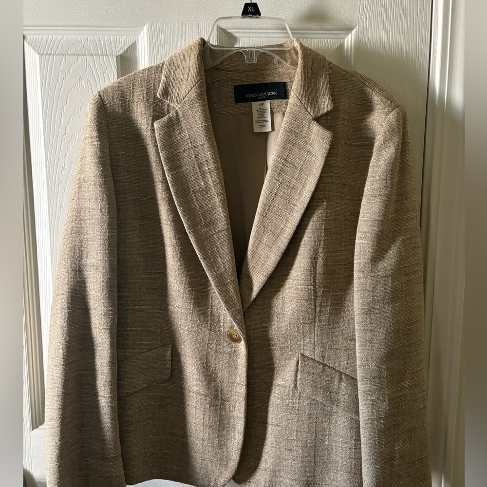Jones New York tan jacket 14P in great classic look